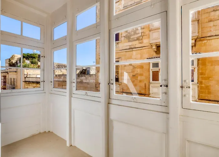 Opulent Elegance In Lux Retreat